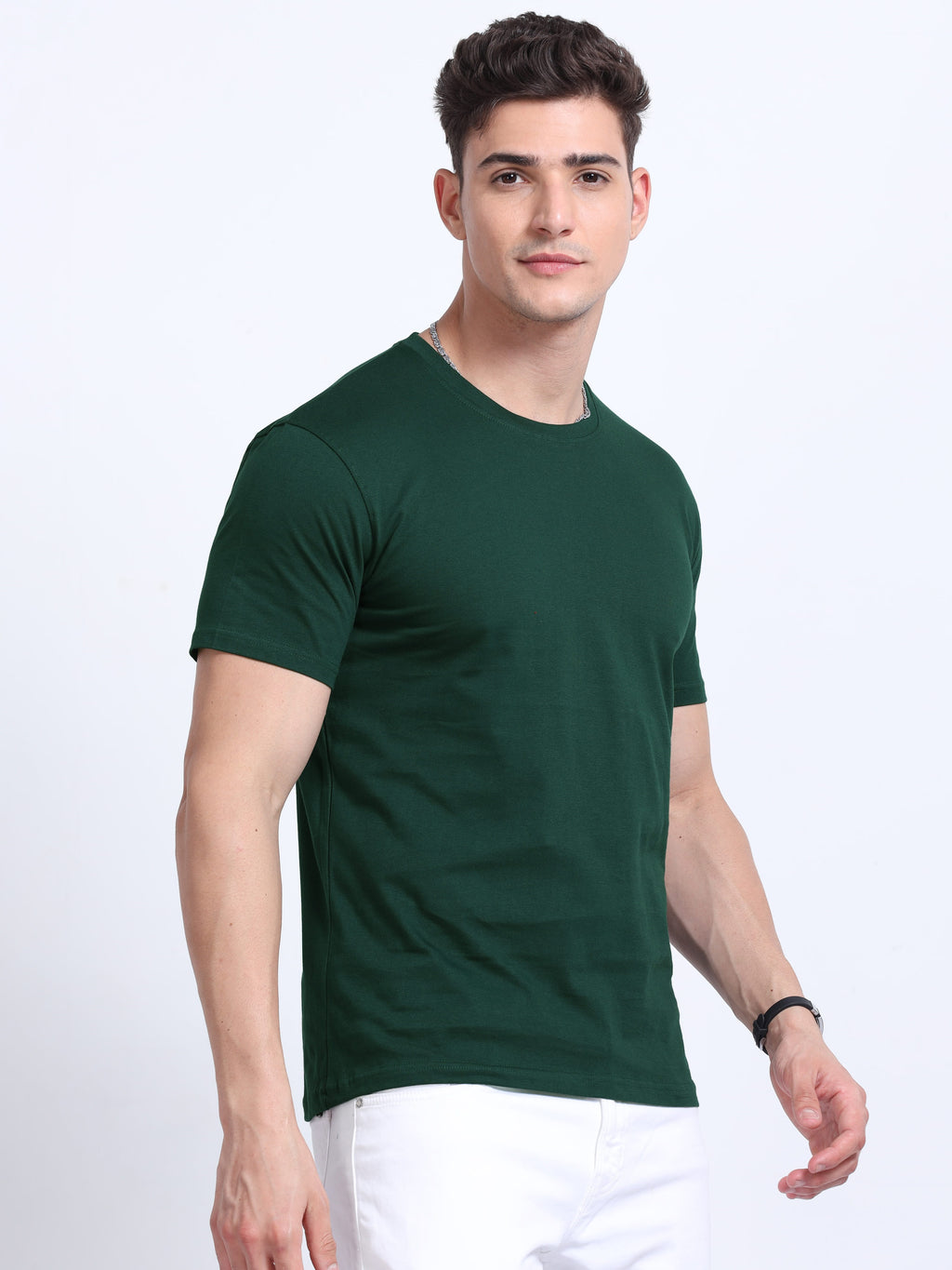Man wearing a t-shirt with side view in bottle green 