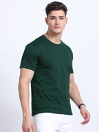 Man wearing a t-shirt with side view in bottle green 