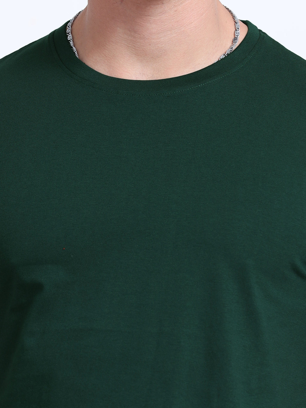 Man wearing a t-shirt with close view in bottle green 