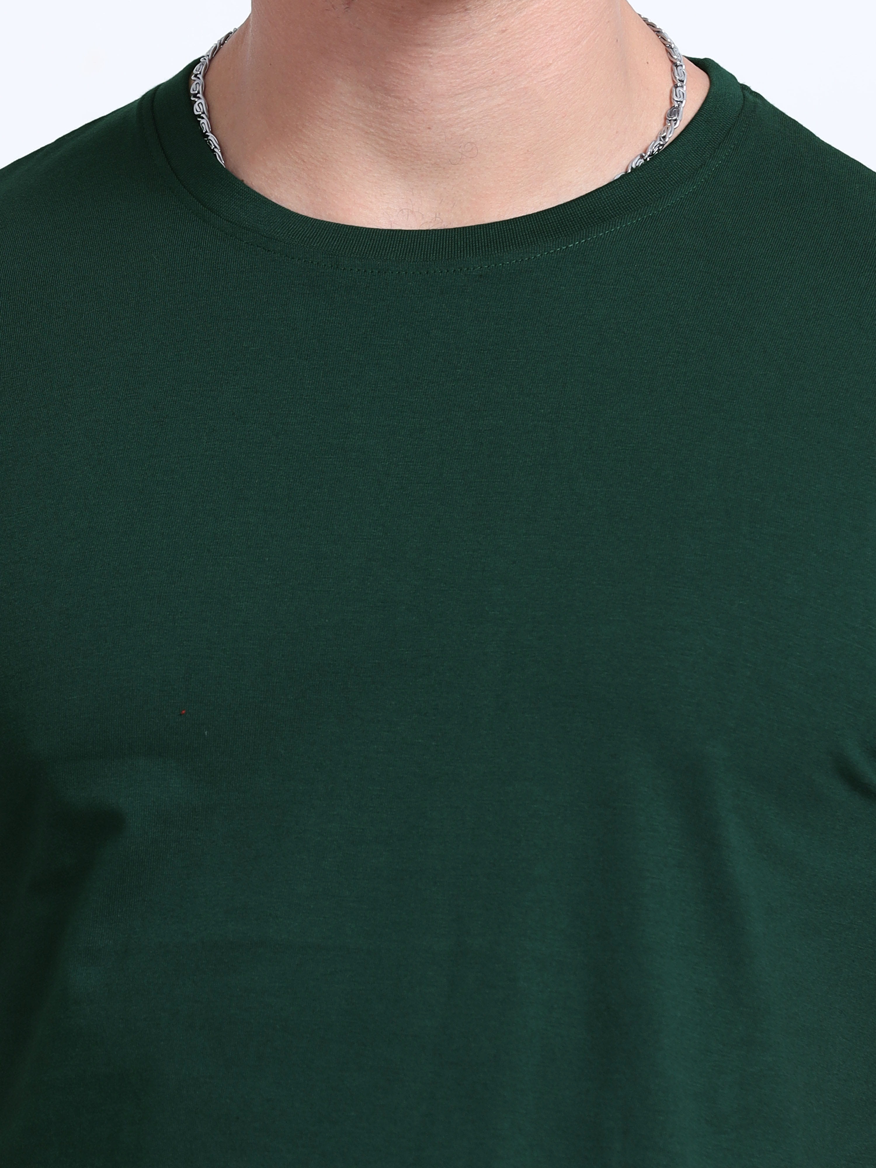 Man wearing a t-shirt with close view in bottle green 