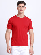 Man wearing a t-shirt with front view in red 