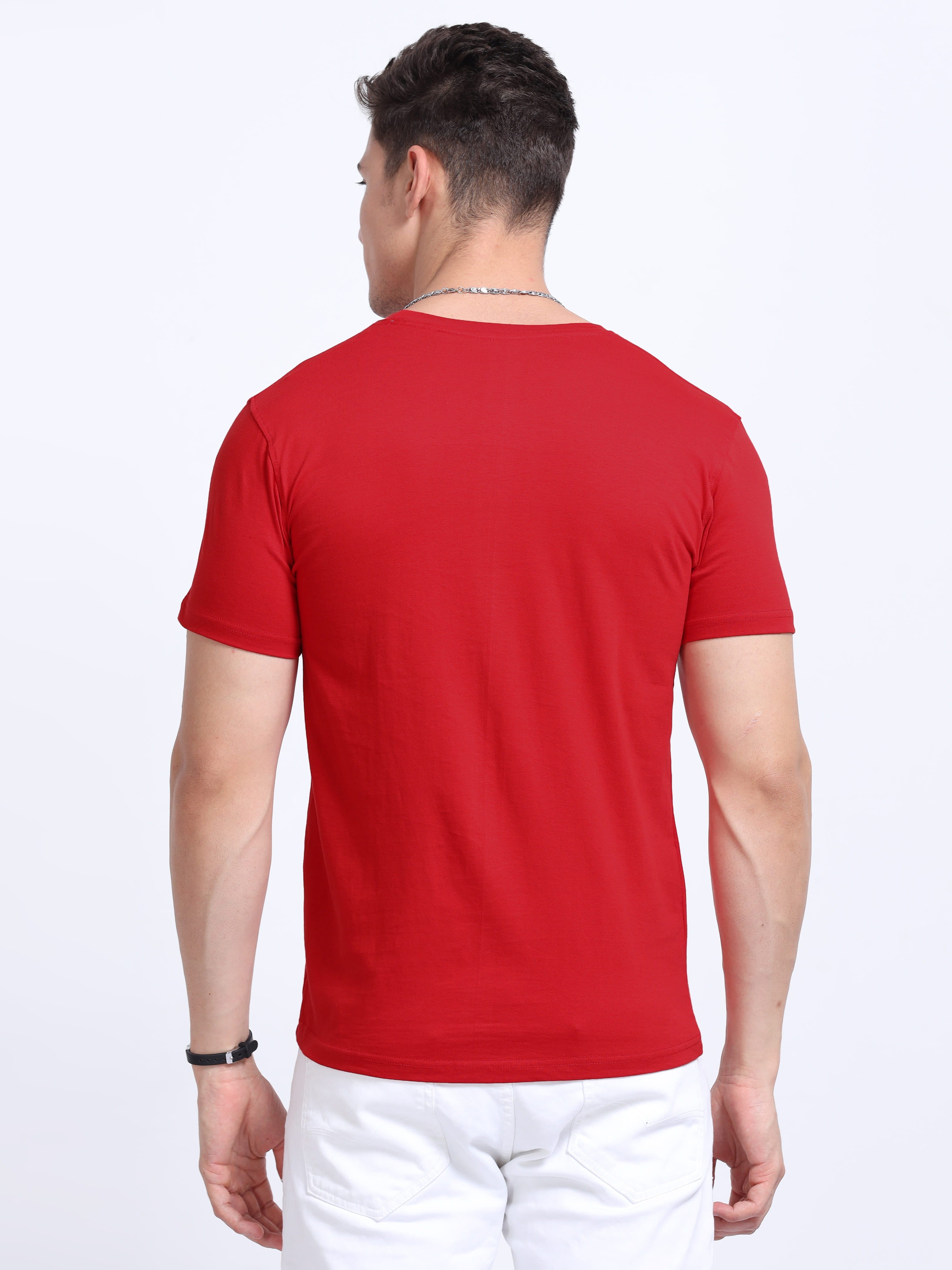 Man wearing a t-shirt with back view in red 