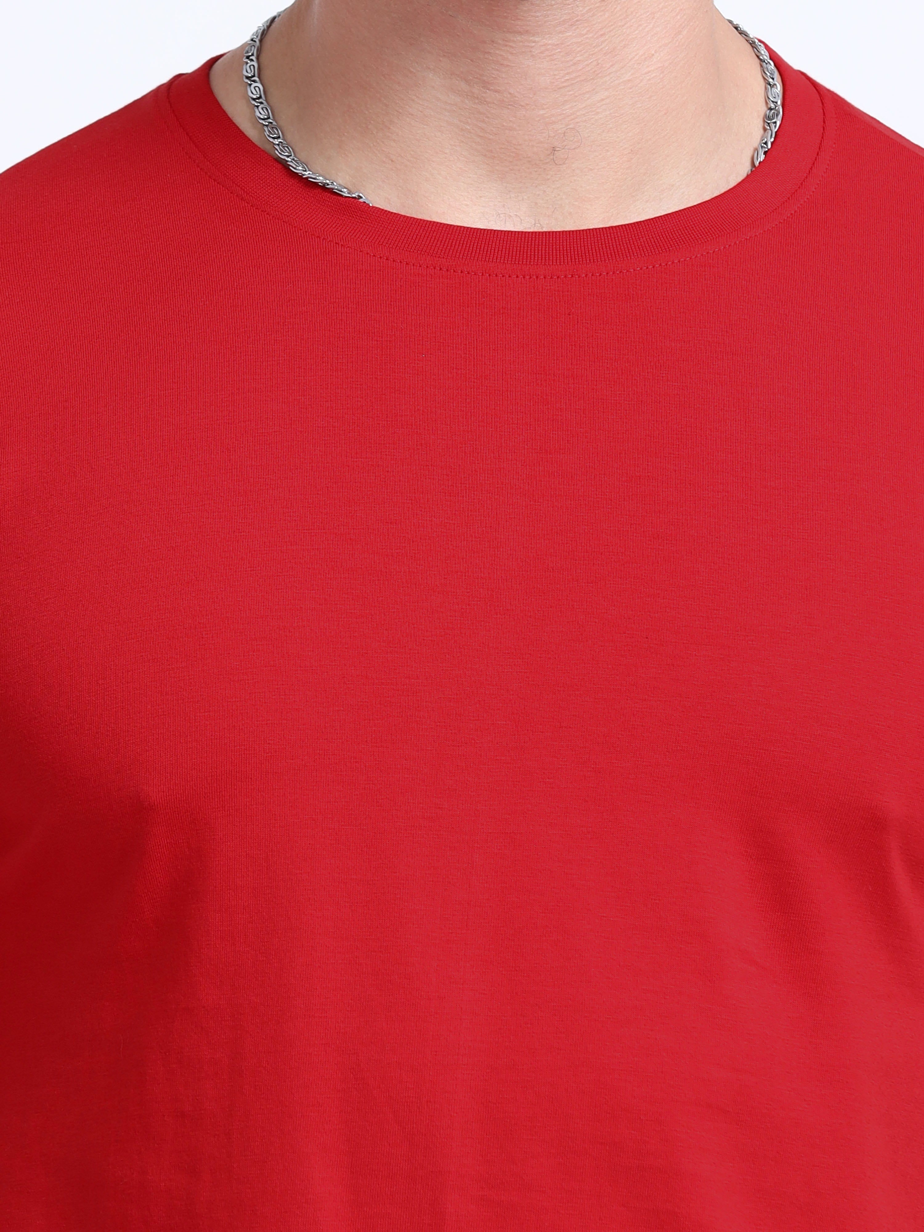 Man wearing a t-shirt with lose view in red 