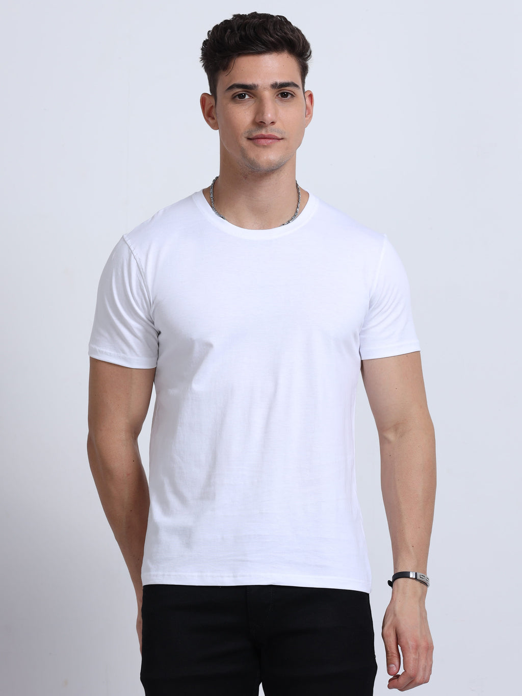 Man wearing a t-shirt with front view in  white 