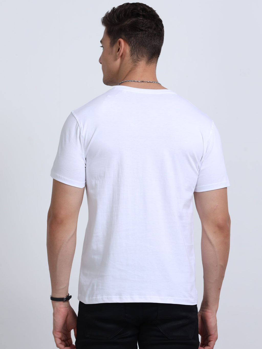 Man wearing a t-shirt with back view in  white 