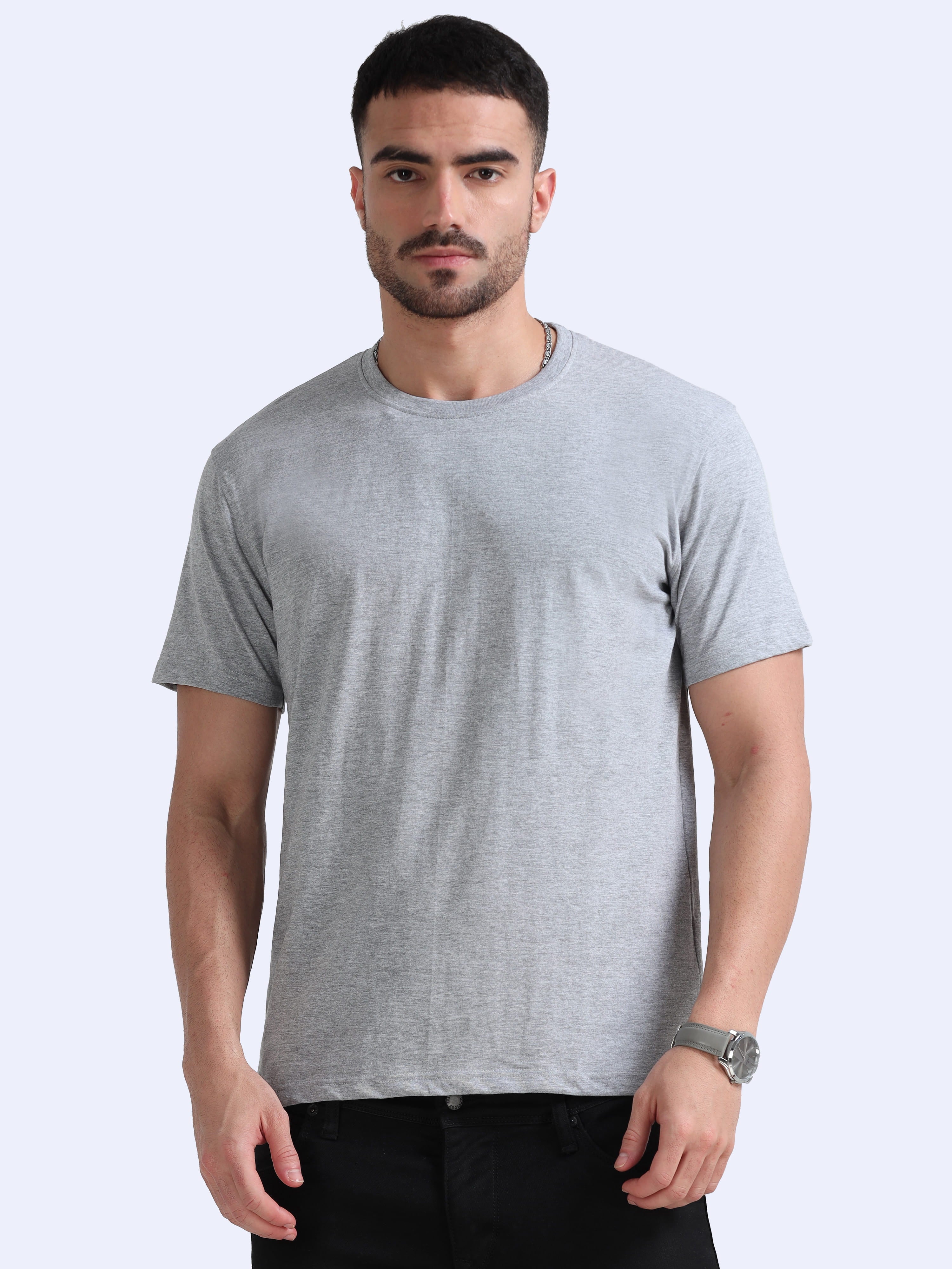 man wearing a t-shirt with front view in grey melange 