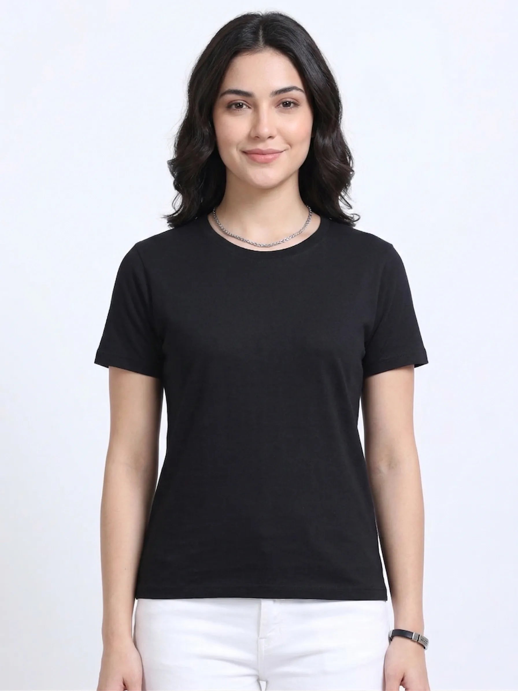 Woman wearing a t-shirt with front view in  black 