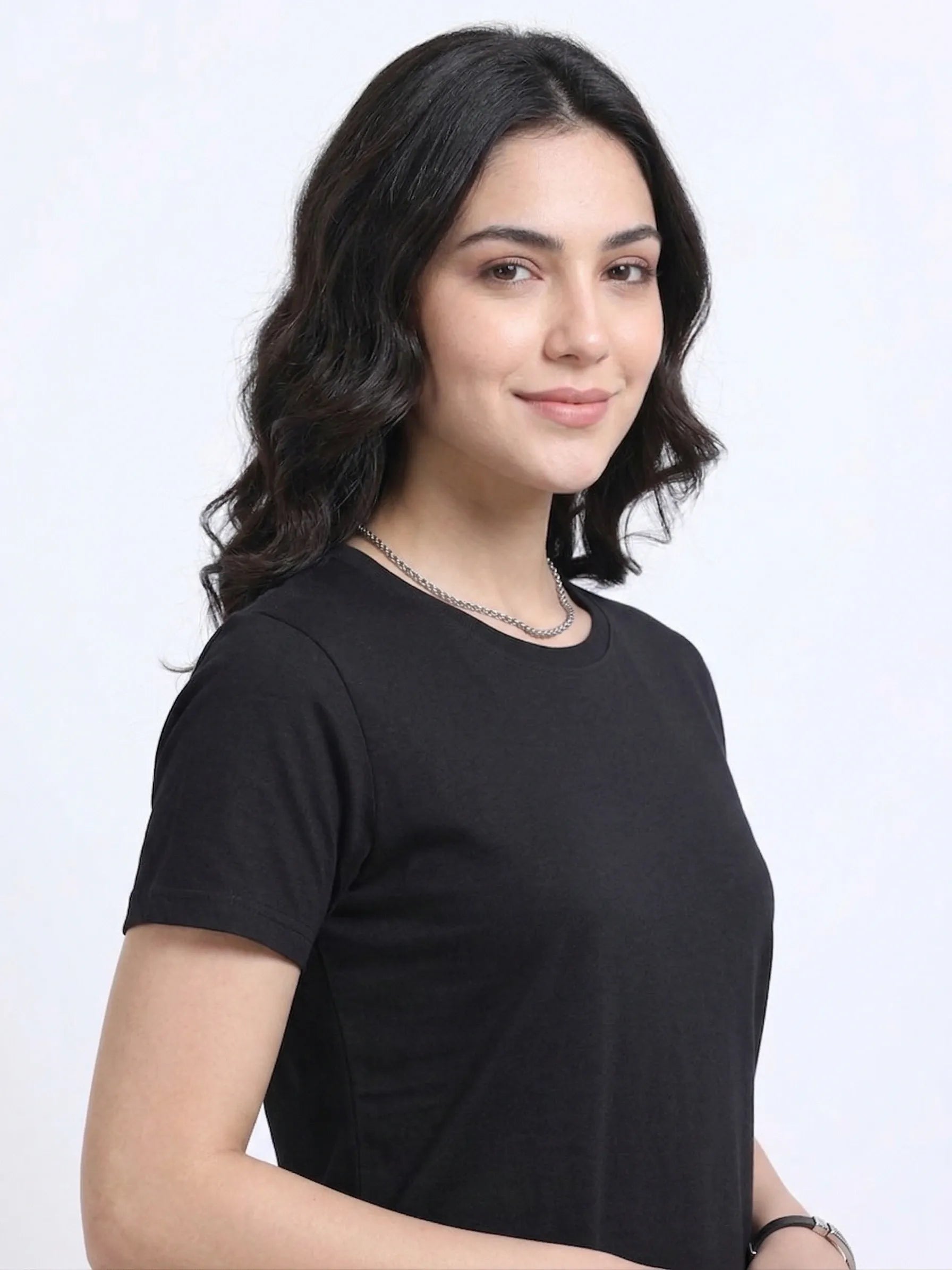 Woman wearing a t-shirt with side view in  black 