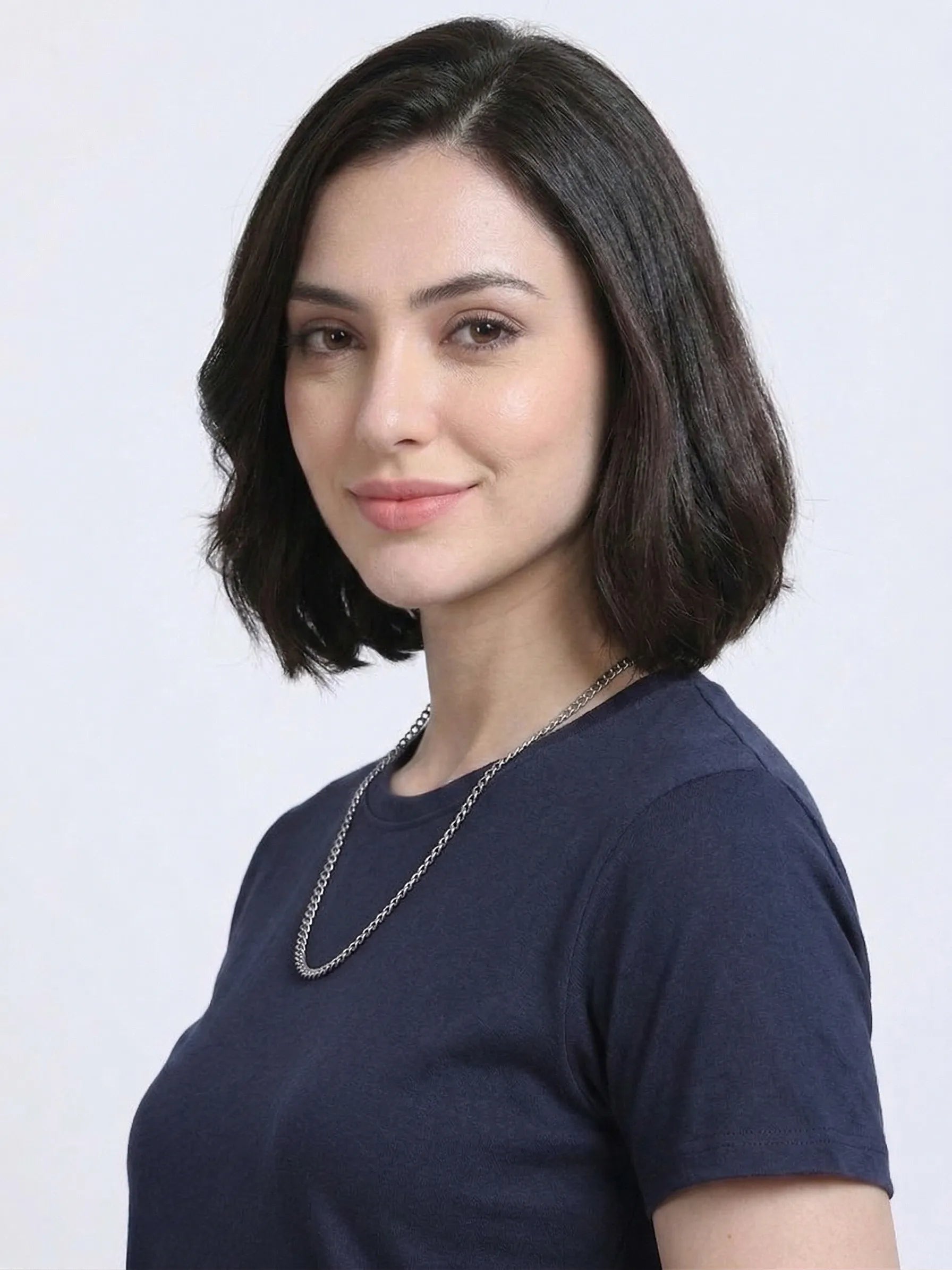 Woman wearing a t-shirt with side  view in  navy blue 
