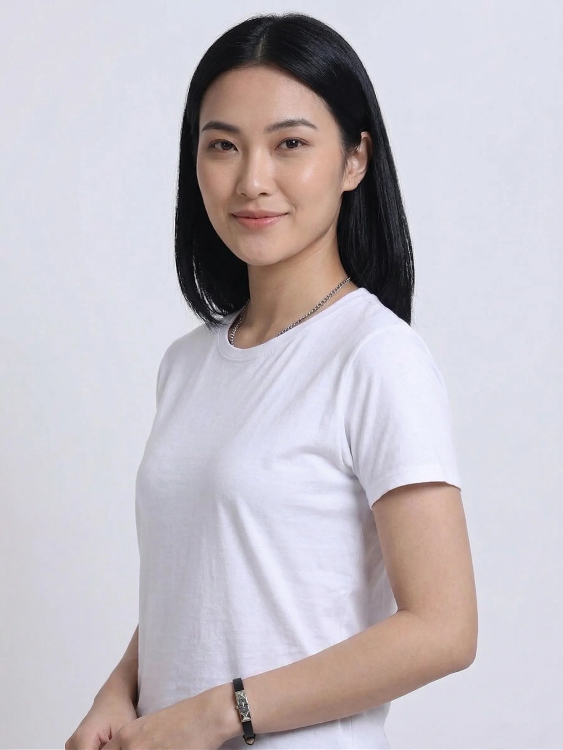 Woman wearing a plain t-shirt with side view in  white 