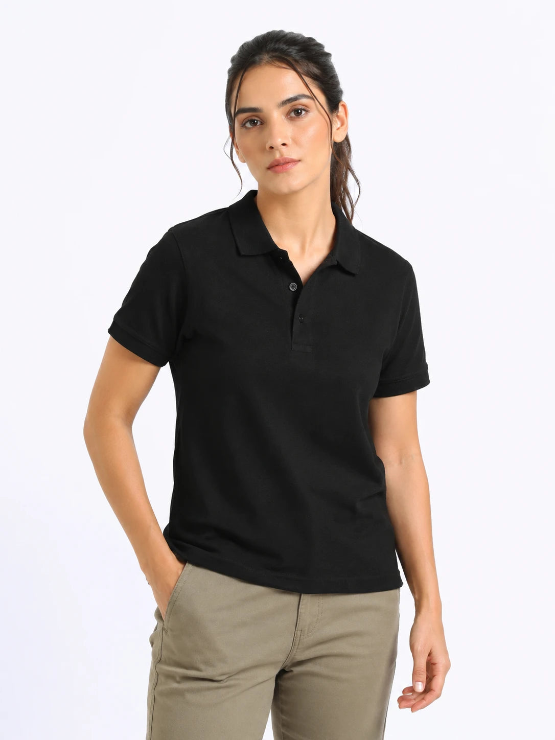 photogenic view of women Wearing  organic cotton polo t-shirt black 