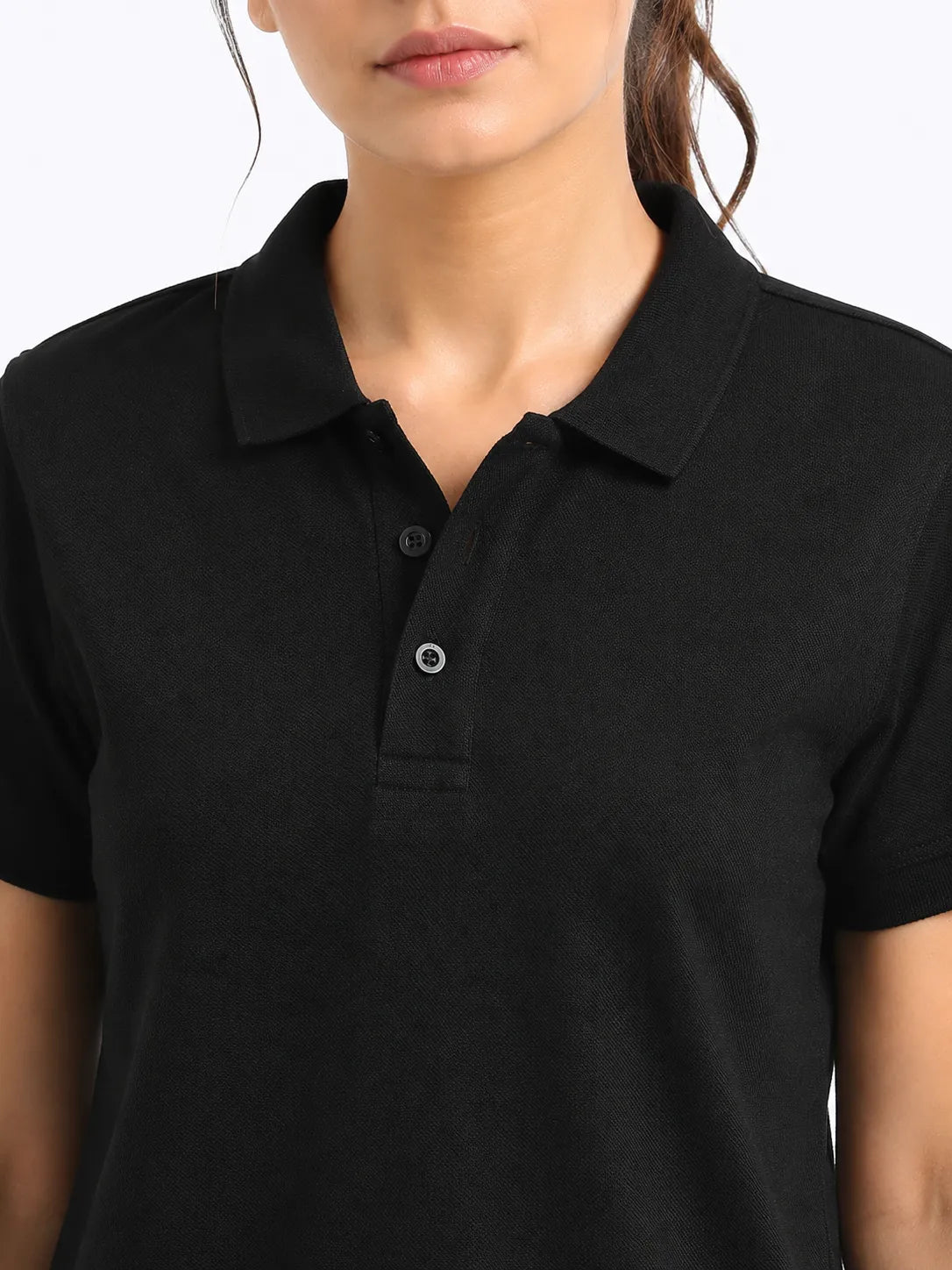 close view of women Wearing  organic cotton polo t-shirt black 